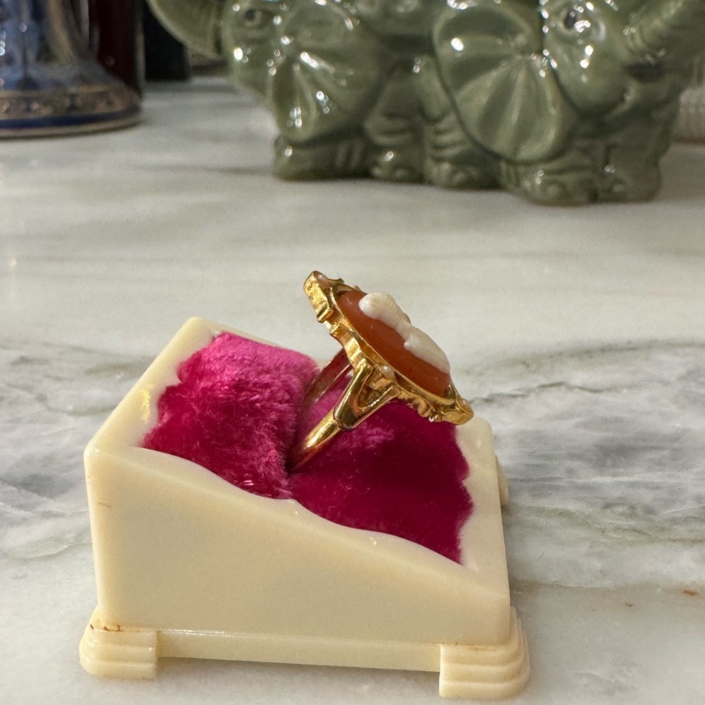 Avon vintage Gold Cameo Ring - Picture 2 of 4